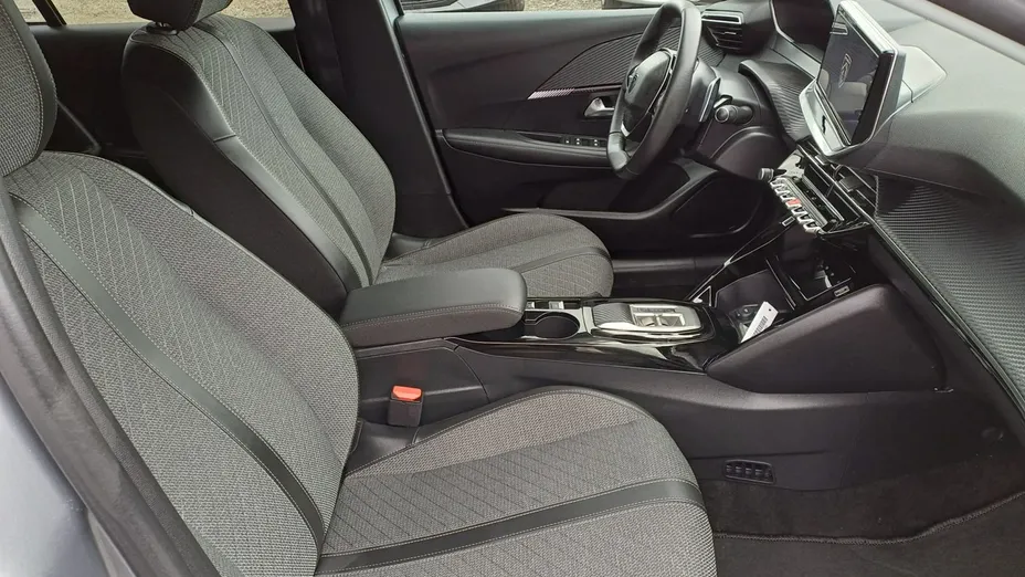 PEUGEOT 208 -