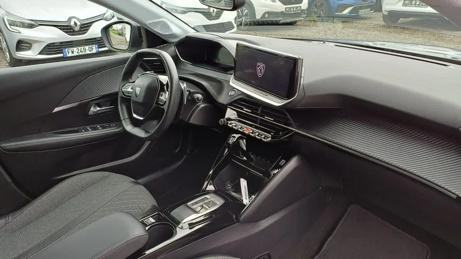 PEUGEOT 208 -