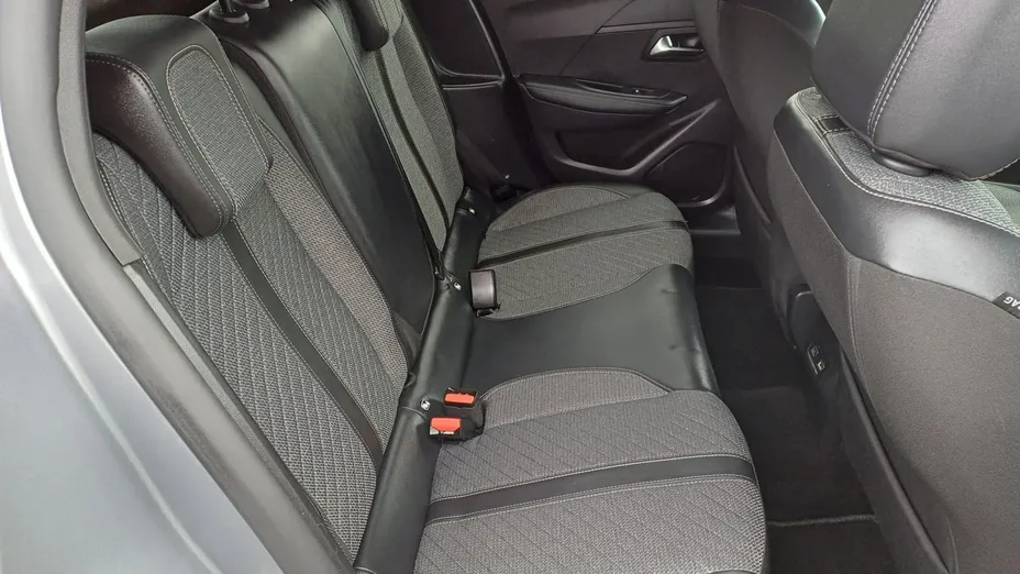 PEUGEOT 208 -