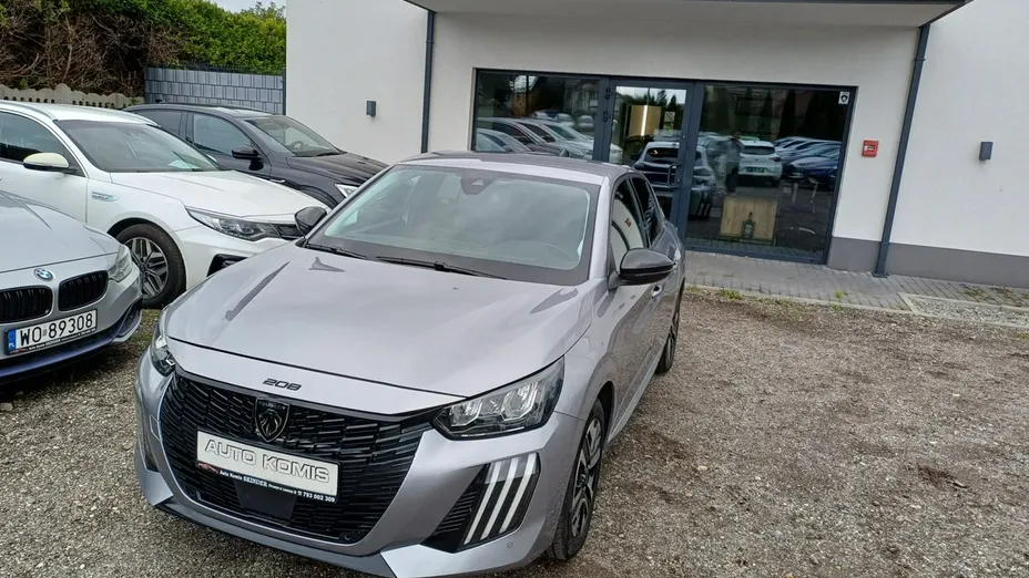PEUGEOT 208 -