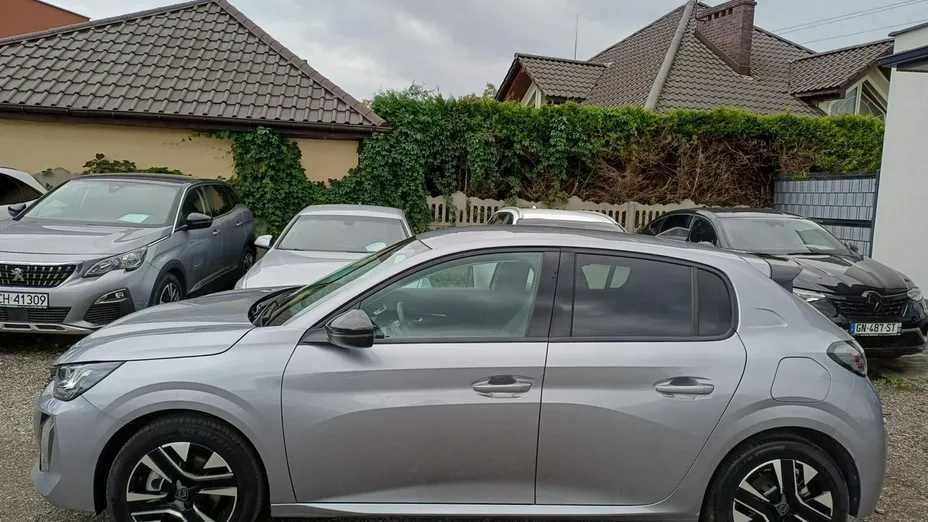 PEUGEOT 208 -