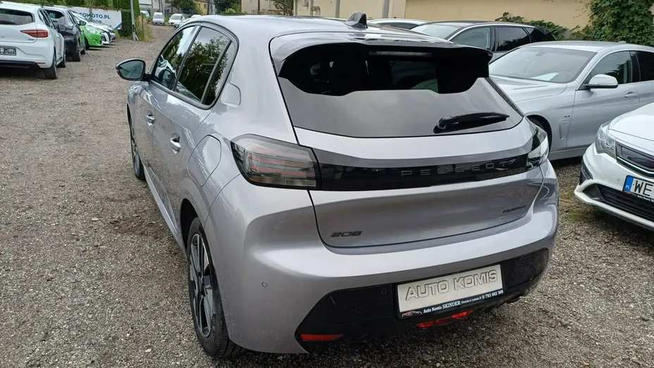 PEUGEOT 208 -