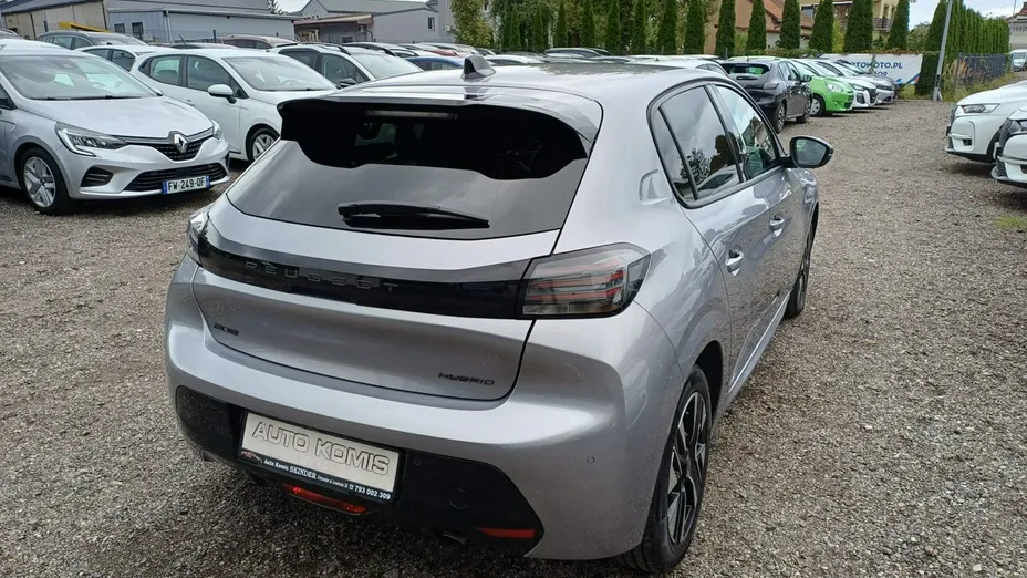 PEUGEOT 208 -