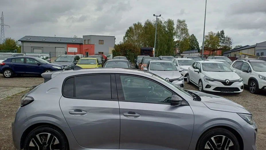 PEUGEOT 208 -