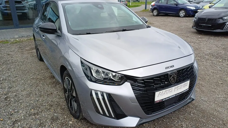 PEUGEOT 208 -