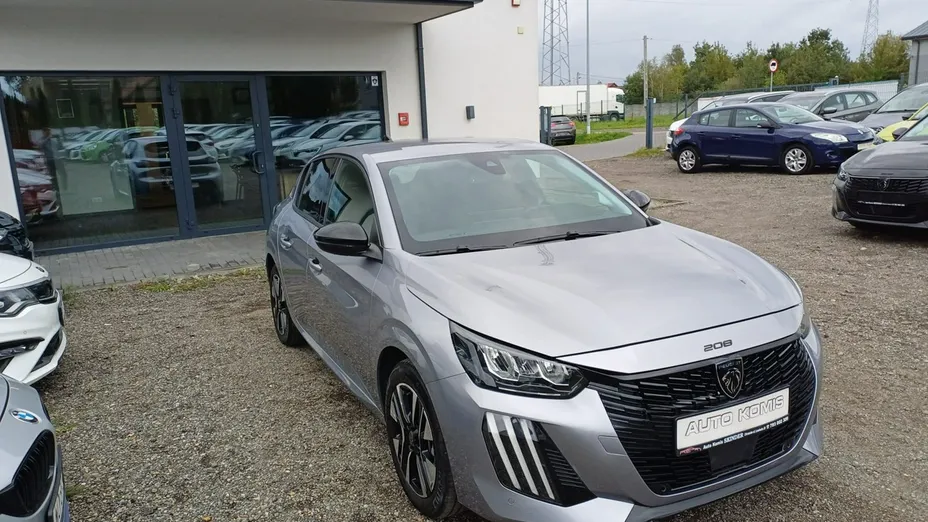 PEUGEOT 208 -
