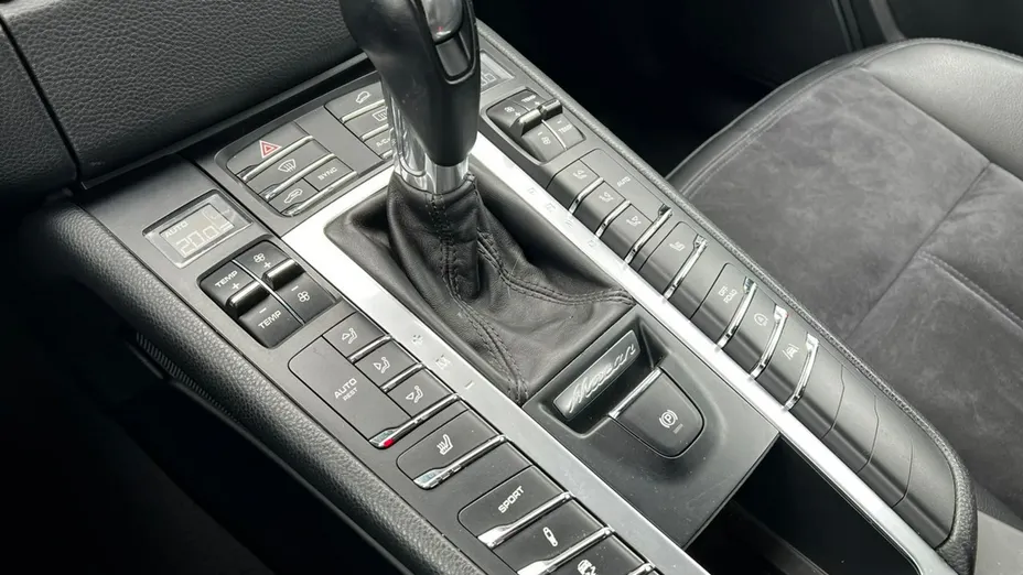 PORSCHE Macan -