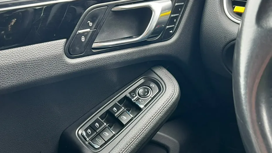 PORSCHE Macan -
