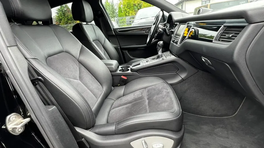 PORSCHE Macan -