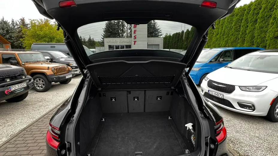 PORSCHE Macan -