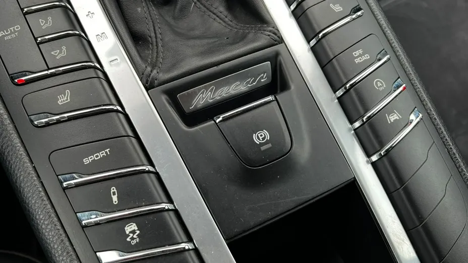 PORSCHE Macan -