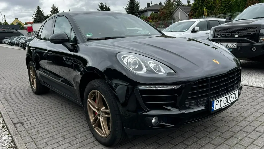 PORSCHE Macan -