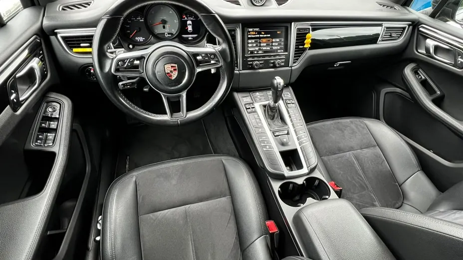 PORSCHE Macan -