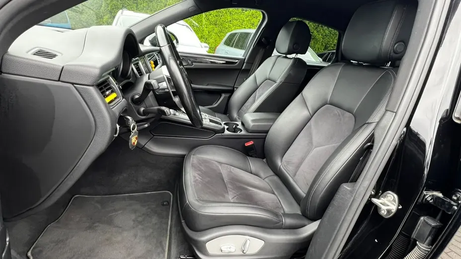 PORSCHE Macan -