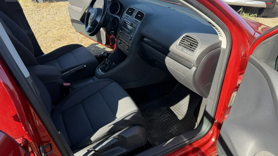 VOLKSWAGEN Golf -