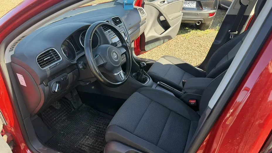 VOLKSWAGEN Golf -