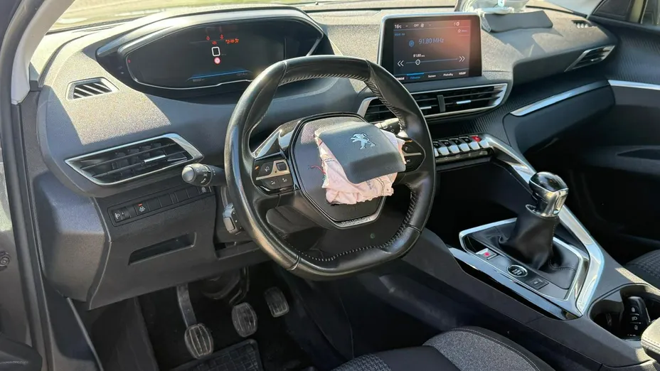 PEUGEOT 5008 -