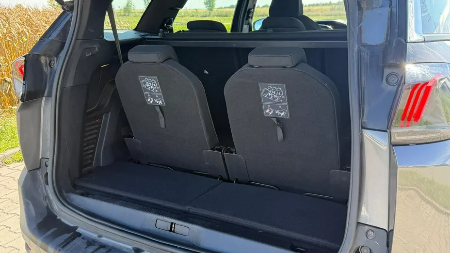 PEUGEOT 5008 -
