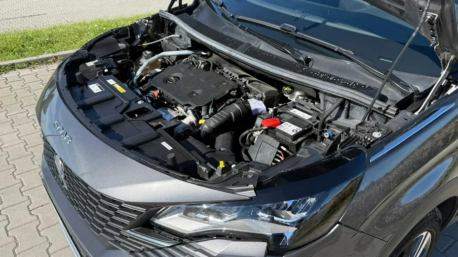PEUGEOT 5008 -