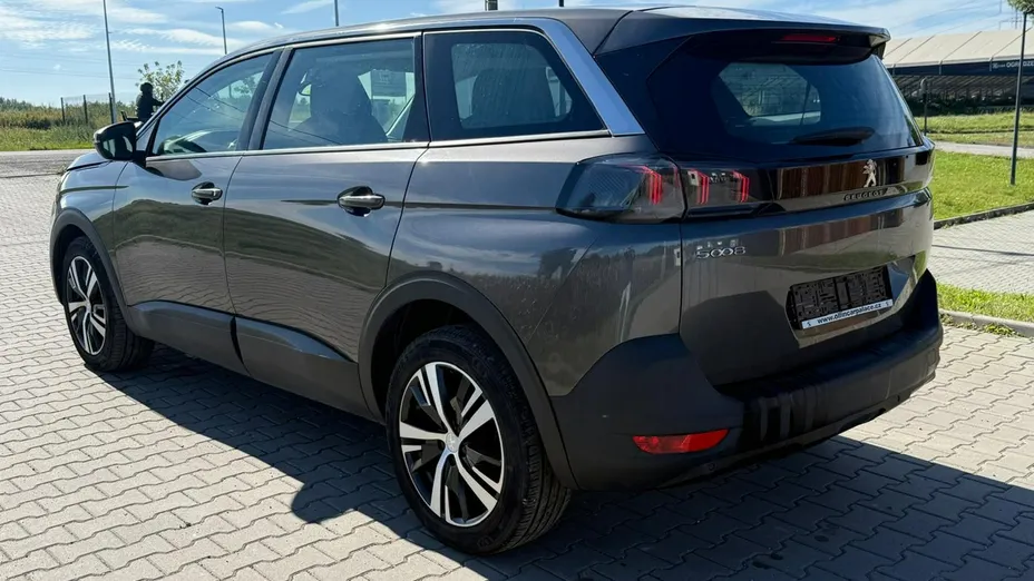 PEUGEOT 5008 -