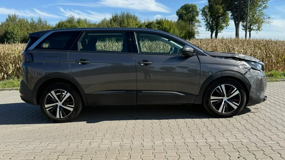PEUGEOT 5008 -