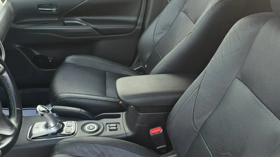 MITSUBISHI Outlander -