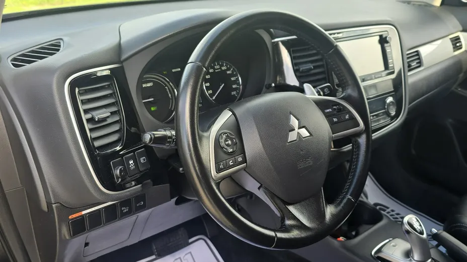 MITSUBISHI Outlander -