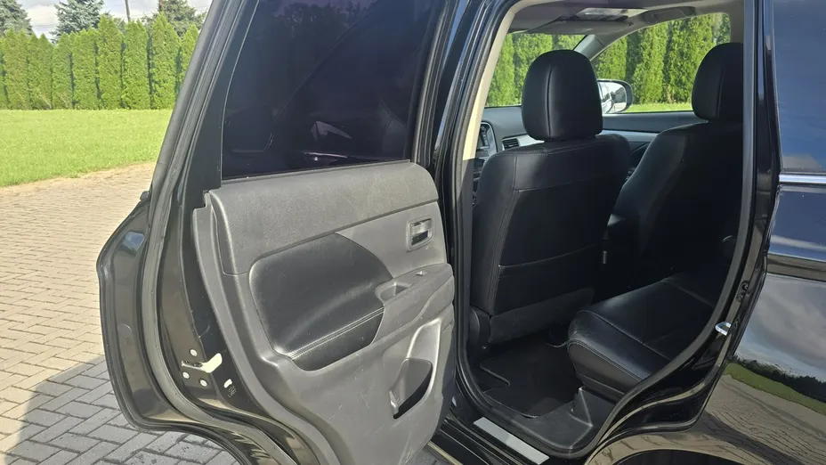 MITSUBISHI Outlander -