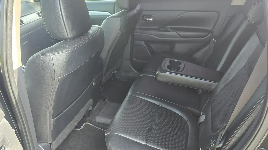 MITSUBISHI Outlander -