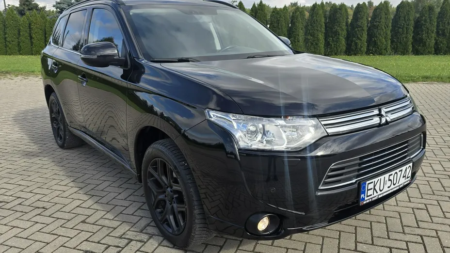 MITSUBISHI Outlander -