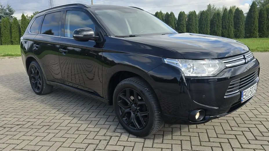MITSUBISHI Outlander -