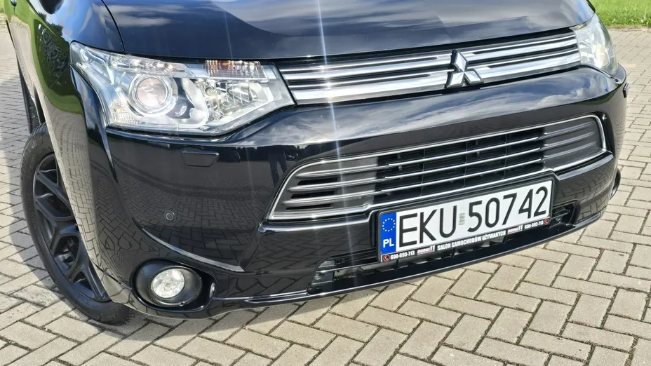 MITSUBISHI Outlander -