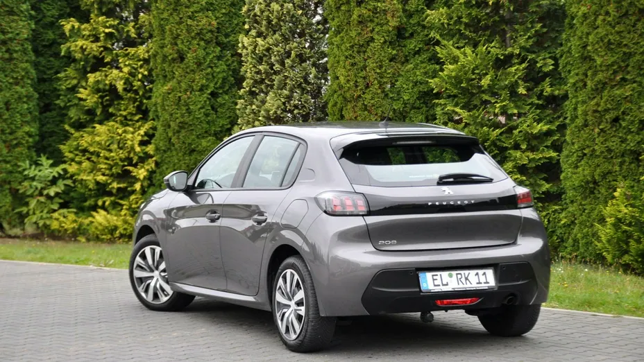 PEUGEOT 208 -