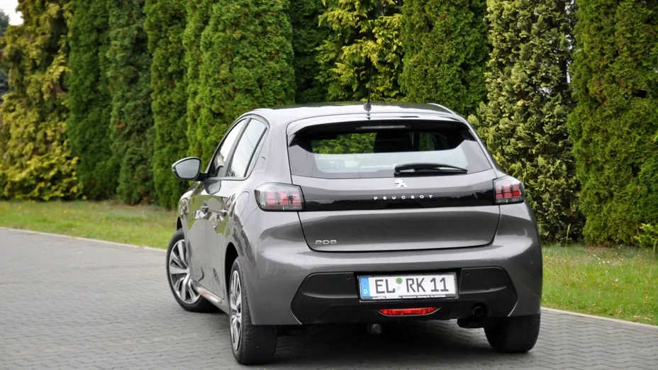 PEUGEOT 208 -
