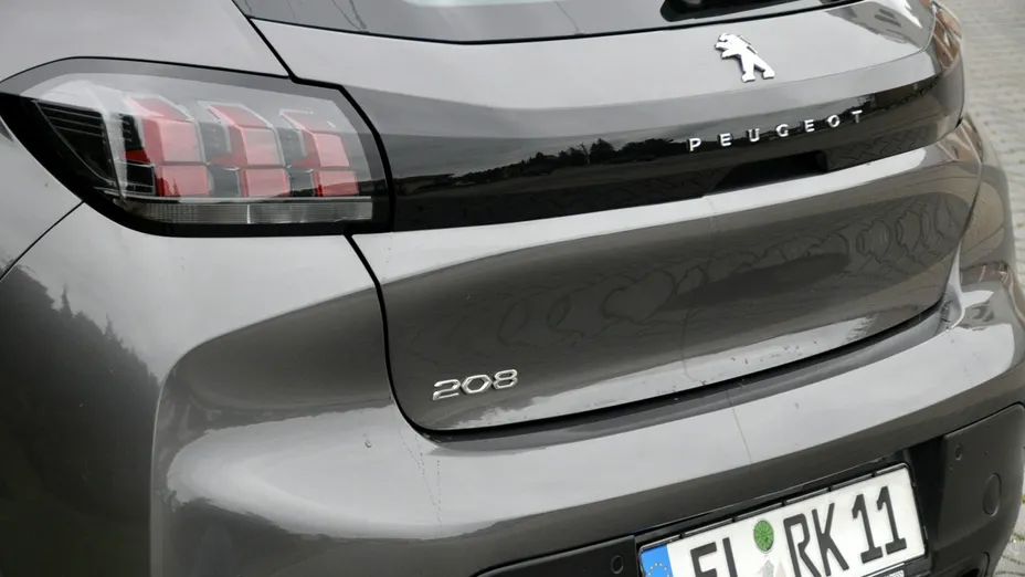 PEUGEOT 208 -