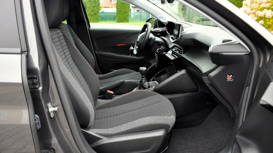 PEUGEOT 208 -