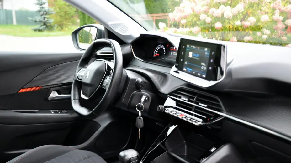 PEUGEOT 208 -