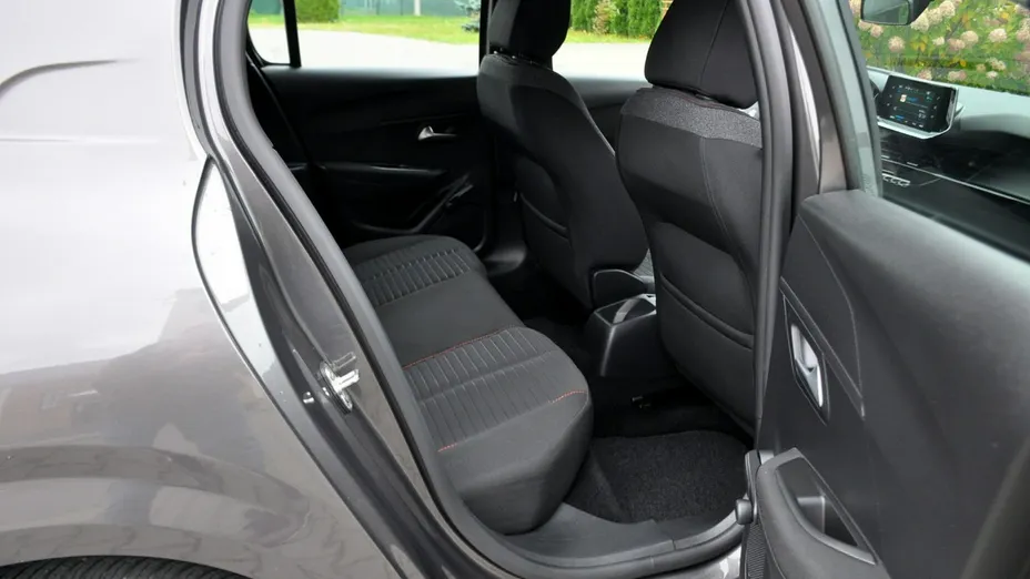 PEUGEOT 208 -