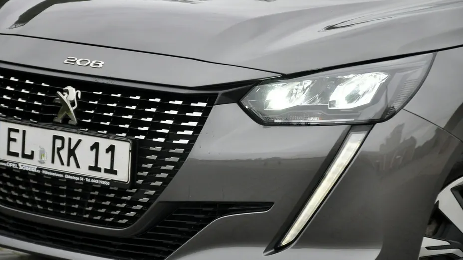 PEUGEOT 208 -