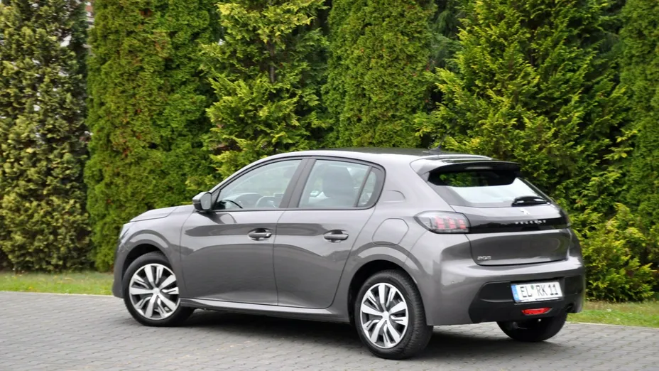 PEUGEOT 208 -