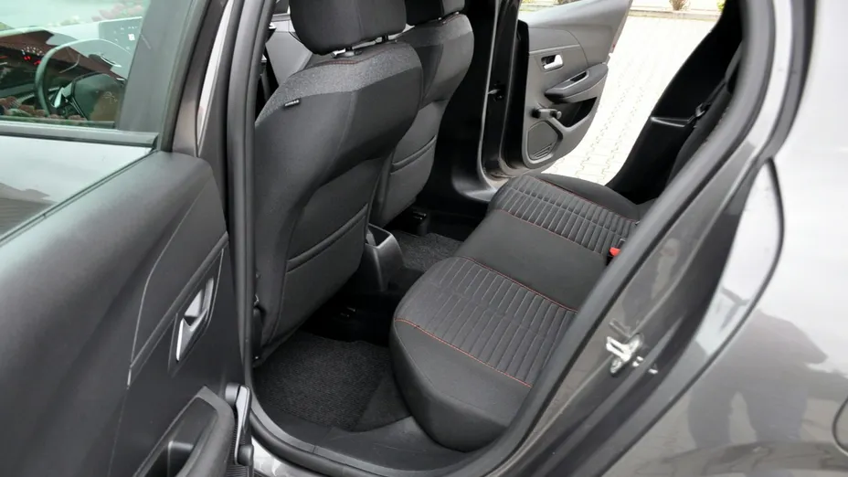 PEUGEOT 208 -