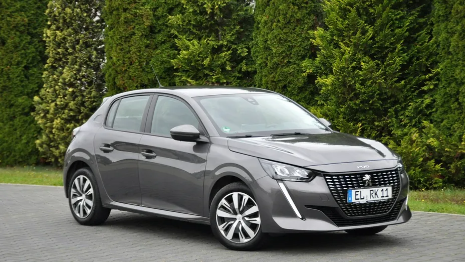 PEUGEOT 208 -