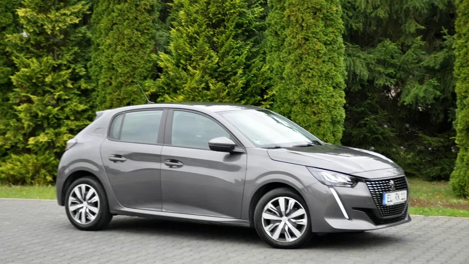 PEUGEOT 208 -