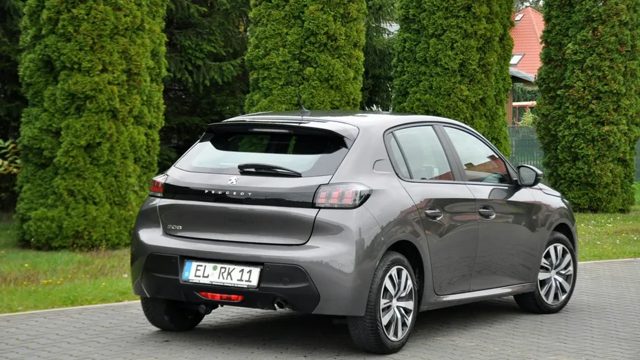 PEUGEOT 208 -