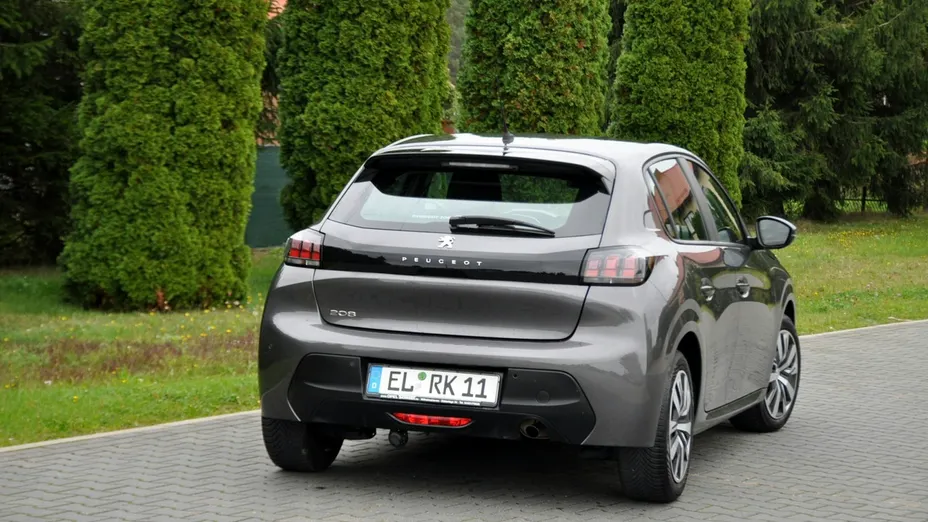 PEUGEOT 208 -