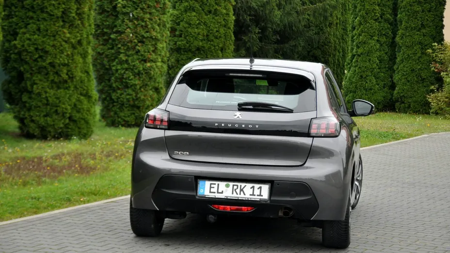 PEUGEOT 208 -