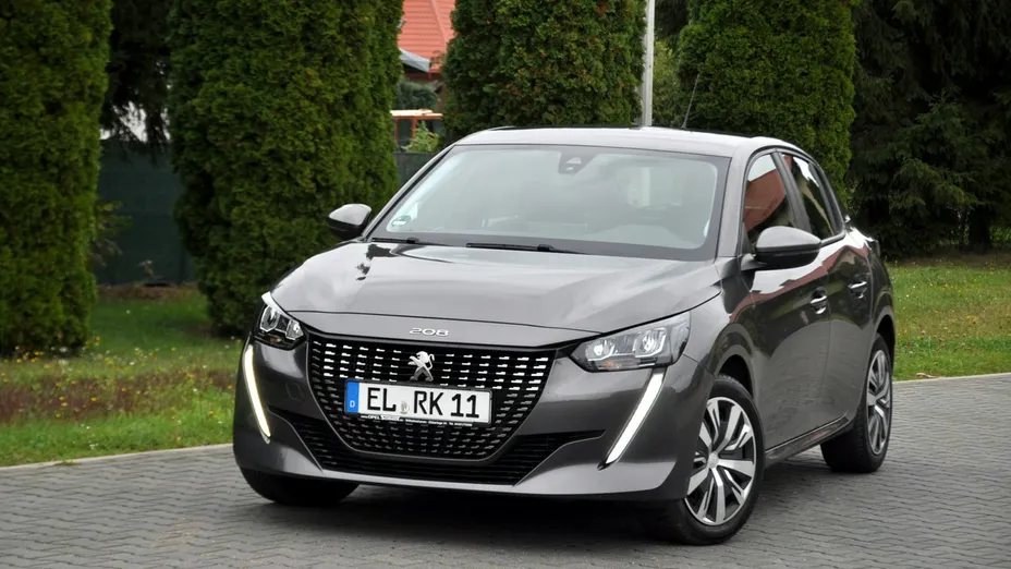 PEUGEOT 208 -