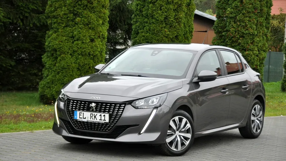 PEUGEOT 208 -