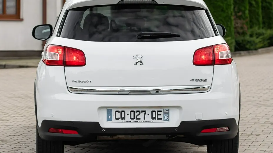 PEUGEOT 4008 -