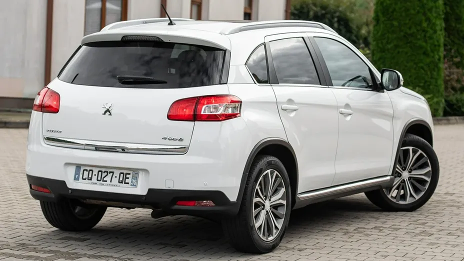PEUGEOT 4008 -